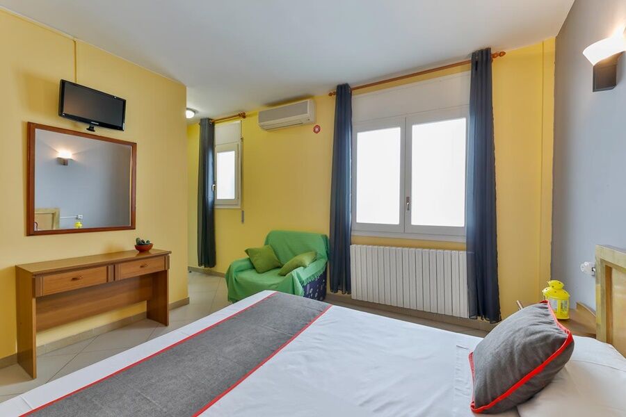 Oyo Hotel Can Peixan Alcarraz Экстерьер фото